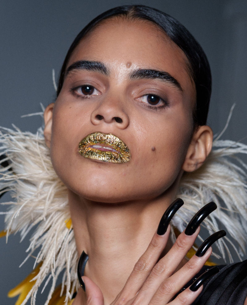 2026 Makeup Trends Gold lipstick luarsifi shimmer