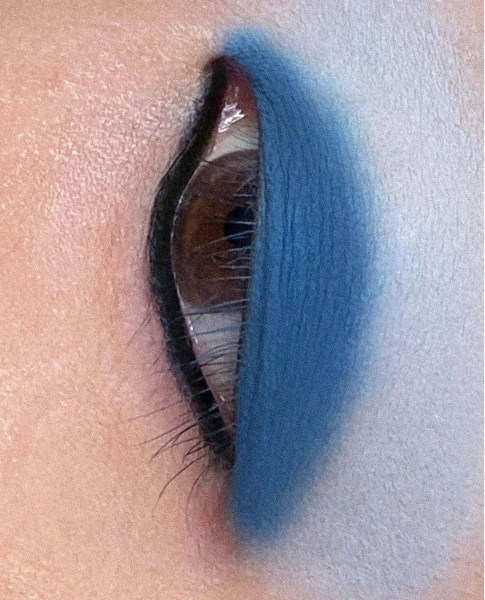 blue eye shadow on eyelid with black underliner